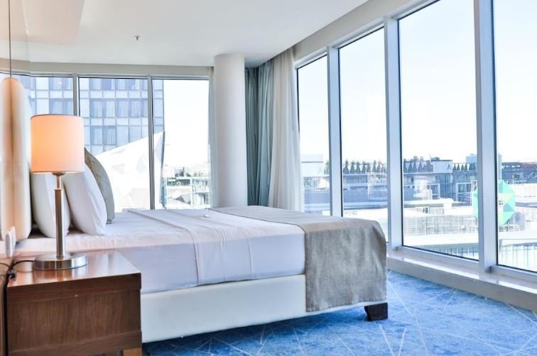 LARGE JUNIOR SUITE BLUE TOWER