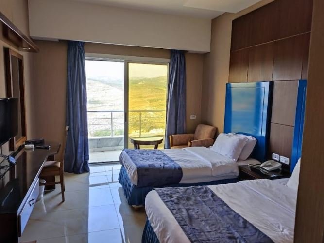 MOUNTAIN VIEW ROOM PANORAMA